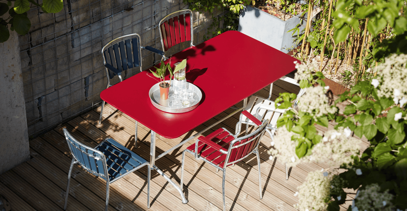 Ein Gartenarrangement mit Tisch und Stühlen der Schweizer Marke Embru